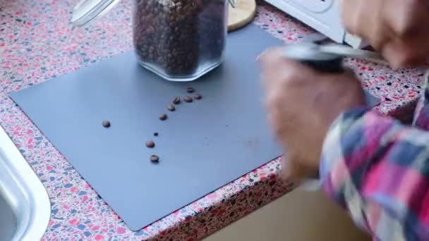Persona Che Macina Manualmente Chicchi Caffè Tostato Biologico — Video Stock
