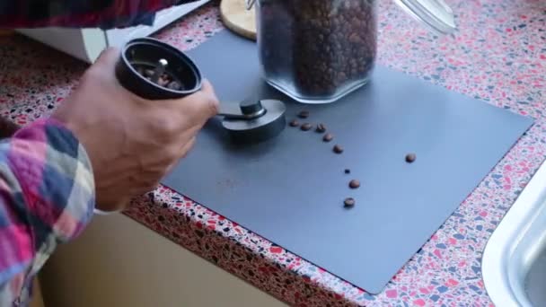 Persona Moliendo Manualmente Granos Café Tostados Orgánicos Casa — Vídeos de Stock