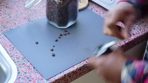 Persona Che Macina Manualmente Chicchi Caffè Tostati Biologici Casa — Video Stock