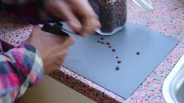 Persoon Die Thuis Handmatig Biologisch Gebrande Koffiebonen Vermalen — Stockvideo