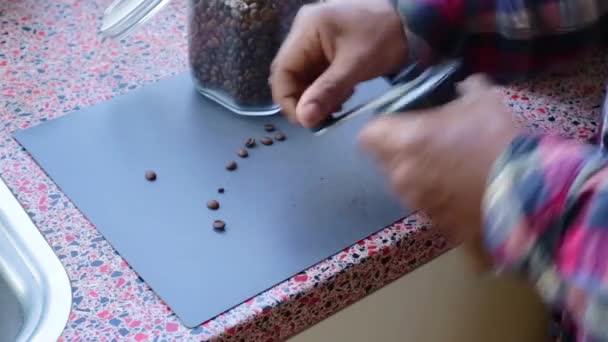 自宅で有機焙煎コーヒー豆を手動で粉砕する人 — ストック動画