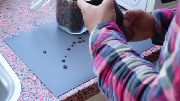 Человек Вручную Шлифовка Органических Жареных Кофейных Зерен Дома — стоковое видео