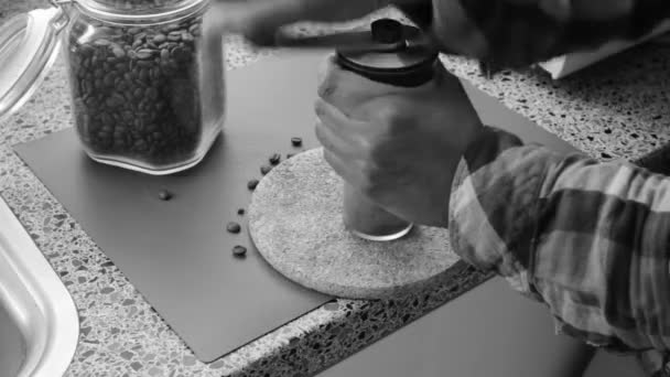 自宅で有機焙煎コーヒー豆を手動で粉砕する人 — ストック動画
