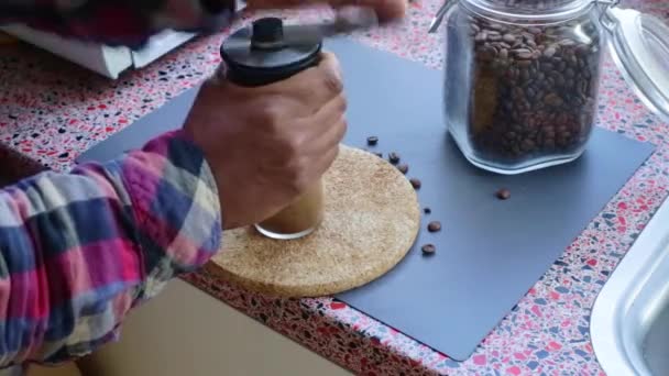 Persona Moliendo Manualmente Granos Café Tostados Orgánicos Casa — Vídeo de stock