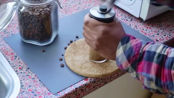 Persona Moliendo Manualmente Granos Café Tostados Casa — Vídeos de Stock