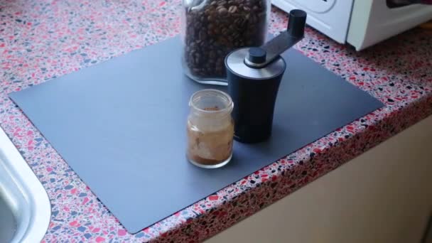 Persona Che Macina Manualmente Chicchi Caffè Tostati Casa — Video Stock