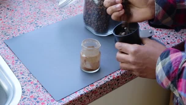 Person Hause Geröstete Kaffeebohnen Manuell Mahlen — Stockvideo