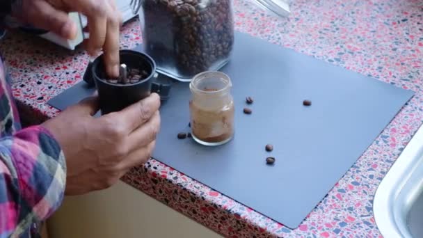 Saját Kezűleg Őrölt Pörkölt Kávébab Otthon — Stock videók