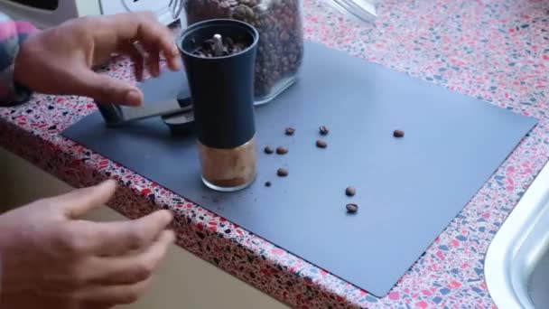 Persona Che Macina Manualmente Chicchi Caffè Tostati Casa — Video Stock