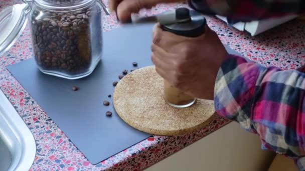 Person Som Manuellt Malde Rostade Kaffebönor Hemma — Stockvideo