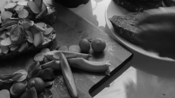 Chef Vue Dessus Faisant Sandwich Tartine Végétalien Sain — Video