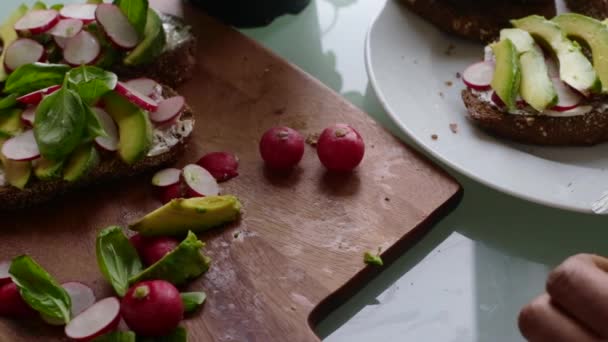 Ovanifrån Kock Gör Hälsosam Vegan Tartine Smörgås — Stockvideo