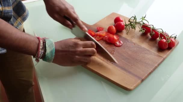 Close Chef Preparando Tomates Cereja Orgânicos Casa — Vídeo de Stock