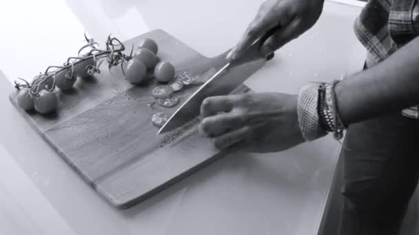 Close Chef Preparando Tomates Cereja Orgânicos Casa — Vídeo de Stock