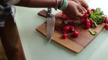 Şefi kapat ve evde organik vişneli domates hazırla.