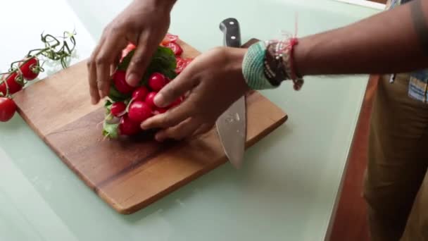 Close Chef Preparando Tomates Cereja Orgânicos Casa — Vídeo de Stock
