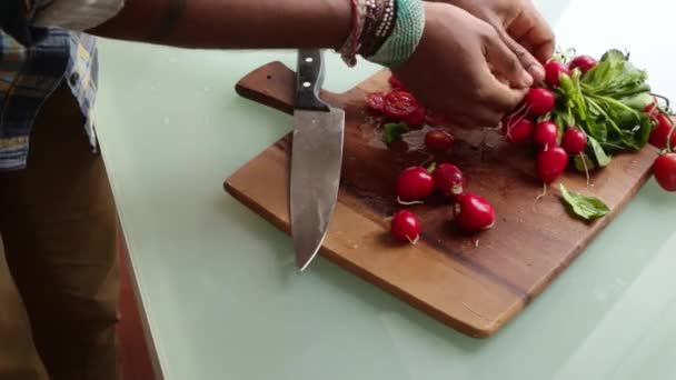 요리사 집에서 유기농 토마토를 준비하는 — 비디오