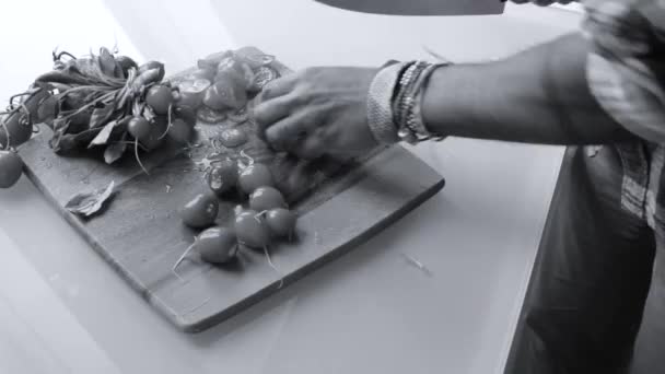 Primer Plano Chef Preparando Tomates Cherry Orgánicos Casa — Vídeos de Stock