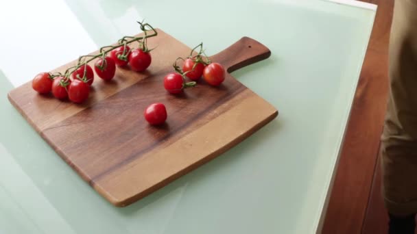 Primer Plano Chef Preparando Tomates Cherry Orgánicos Casa — Vídeo de stock