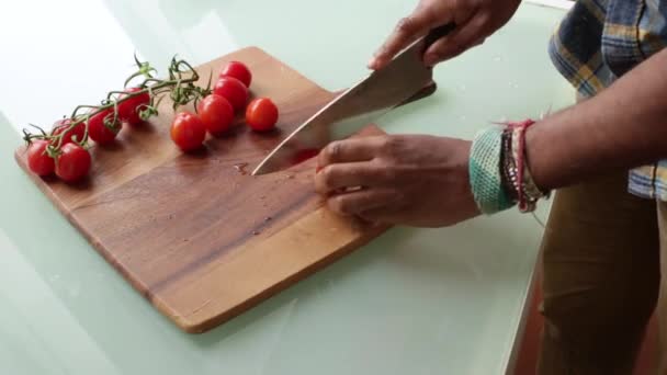 Primer Plano Chef Preparando Tomates Cherry Orgánicos Casa — Vídeos de Stock