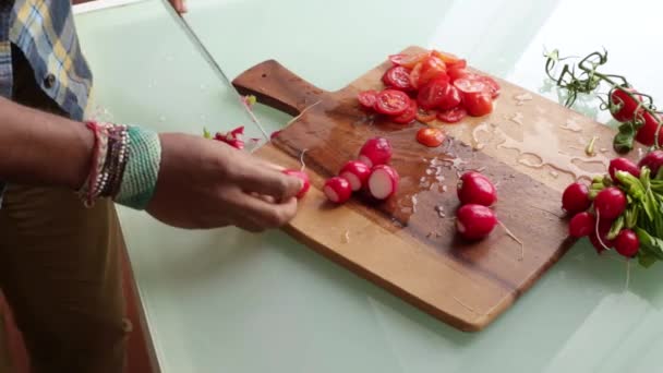 Zbliżenie Kucharz Przygotowuje Organiczne Pomidory Wiśniowe Domu — Wideo stockowe