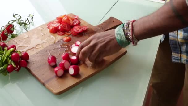 Close Chef Preparando Tomates Cereja Orgânicos Casa — Vídeo de Stock