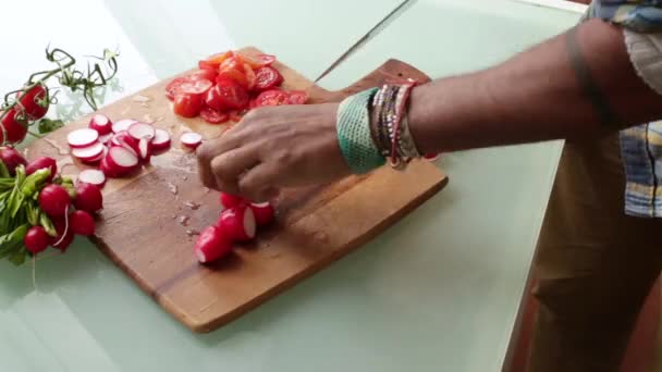 Primer Plano Chef Preparando Tomates Cherry Orgánicos Casa — Vídeo de stock