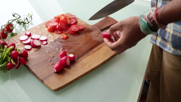 Zbliżenie Kucharz Przygotowuje Organiczne Pomidory Wiśniowe Domu — Wideo stockowe