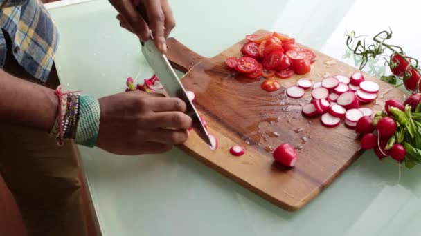 Close Chef Preparando Tomates Cereja Orgânicos Casa — Vídeo de Stock