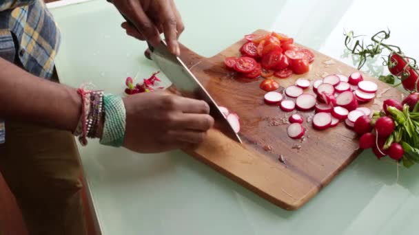 Close Chef Preparando Tomates Cereja Orgânicos Casa — Vídeo de Stock