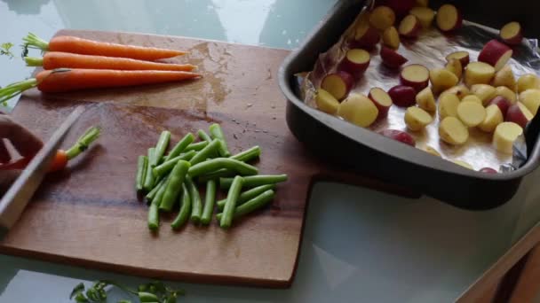 Mãos Pessoa Que Preparam Verduras Conselho Madeira Cozinha — Vídeo de Stock