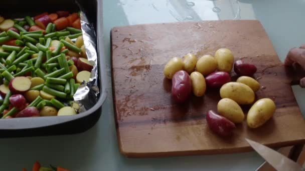 Χέρια Πρόσωπο Προετοιμασία Λαχανικών Ξύλινη Σανίδα Στην Κουζίνα — Αρχείο Βίντεο