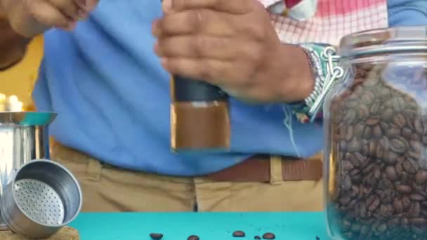 Persoon Die Thuis Geroosterde Koffiebonen Handmatig Maalt — Stockvideo