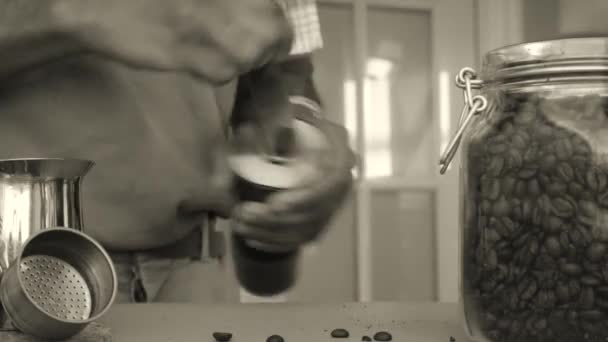 Persona Moliendo Manualmente Granos Café Tostados Casa — Vídeo de stock