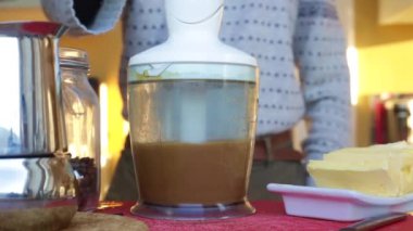 Yetişkinler evde tereyağlı Keto kurşun geçirmez kahve yapıyor.