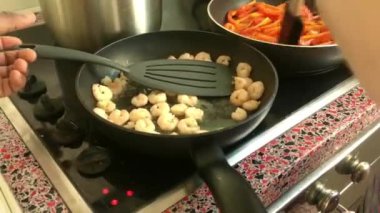 Eletric sobada karides kızartan gençlere yaklaş.