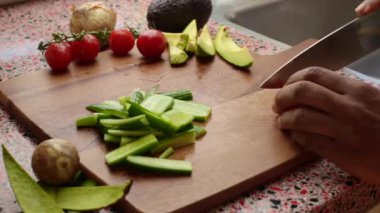 Ahşap tahtada nefis sebzeler hazırlayan insanlar