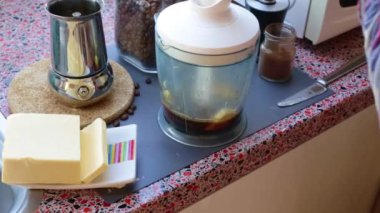 Evde otla beslenmiş tereyağlı Keto kahvesi yapan biri.