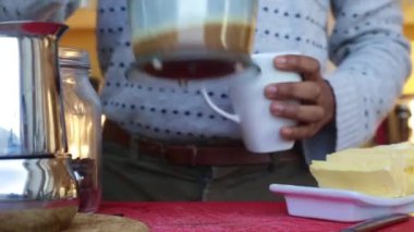 Yetişkinler evde tereyağlı Keto kurşun geçirmez kahve yapıyor.