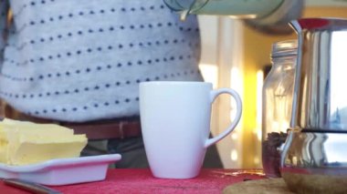 Yetişkinler evde tereyağlı Keto kurşun geçirmez kahve yapıyor.