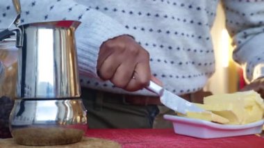 Kahvaltıda evde tereyağlı kurşun geçirmez kahve yapan kişi.