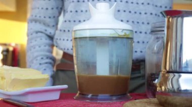 Kahvaltıda ketojenik kurşun geçirmez kahve yapan kişi.