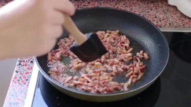 Mutfakta lezzetli carbonara makarnası için domuz pastırması kızartma şefini kapat.