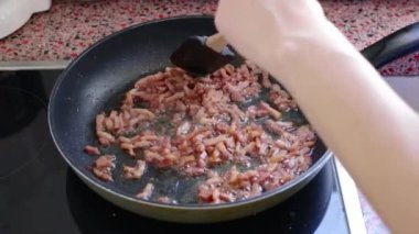 Mutfakta lezzetli carbonara makarnası için domuz pastırması kızartma şefini kapat.