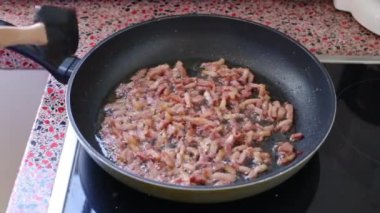 Mutfakta lezzetli carbonara makarnası için domuz pastırması kızartma şefini kapat.