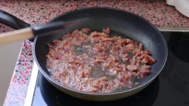 Carborana için domuz pastırması kızartıyorum. 