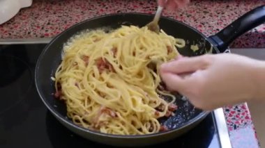 Şefi kapat. Makarna sosunu kızartma tavasına karıştır. 