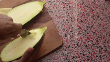 Patlıcanları pişirmek için hazırlayan kişiye yaklaş.