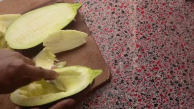 Patlıcanları pişirmek için hazırlayan kişiye yaklaş.