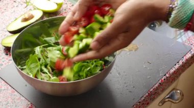 Kapıları kapatın ve evde taze salata hazırlayın.